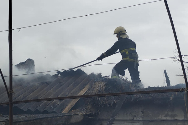 Тушили пожары в жилых домах и в цеху: как прошли сутки у одесских спасателей фото 2