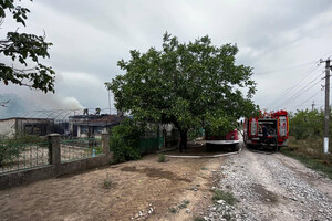 Тушили пожары в жилых домах и в цеху: как прошли сутки у одесских спасателей фото 3