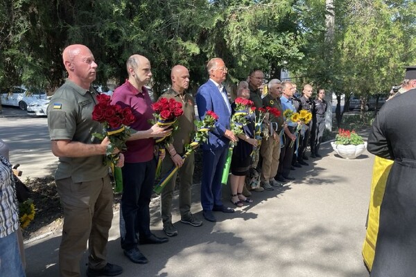 В Одессе возложили цветы к стене памяти погибших за Украину фото