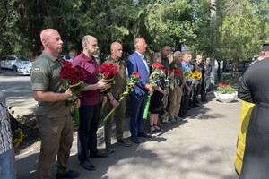 В Одессе возложили цветы к стене памяти погибших за Украину фото