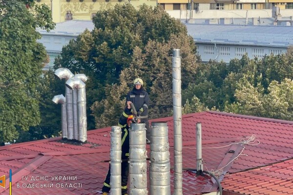 В центре Одессы произошел пожар в ресторане: его тушили 43 спасателя фото 5