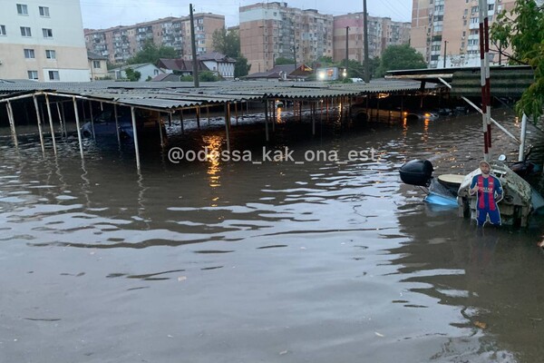 На Одессу снова обрушилась непогода: какие улицы затопило фото 8
