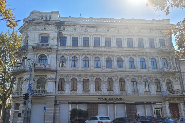 После недавней реставрации: в центре Одессы разрушается старинное здание (фотофакт) фото 1