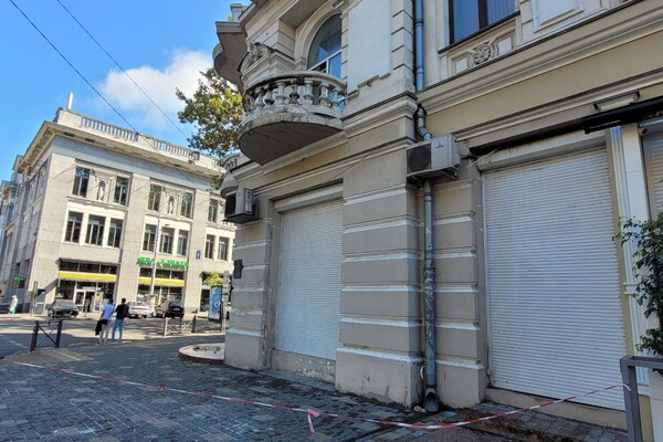 После недавней реставрации: в центре Одессы разрушается старинное здание (фотофакт) фото 3