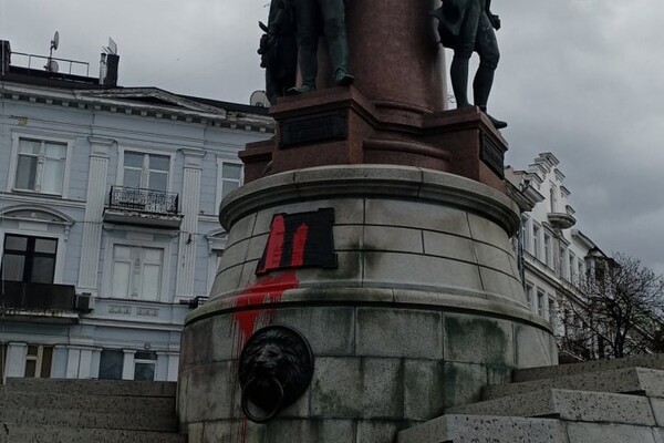 Памятник Екатерине в Одессе облили краской в третий раз фото