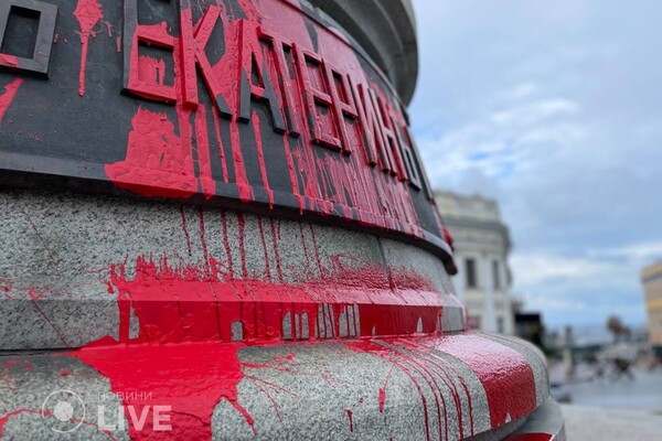Памятник Екатерине в Одессе облили краской в третий раз фото 1