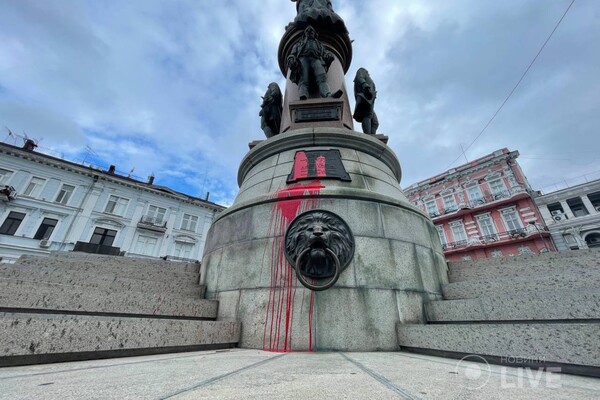 Памятник Екатерине в Одессе облили краской в третий раз фото 2
