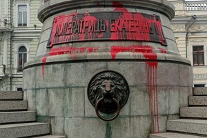 Памятник Екатерине в Одессе облили краской в третий раз фото 3