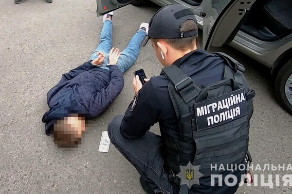 В Одесі спіймали чоловіка, який підробляв довідки для уклоністів фото 3