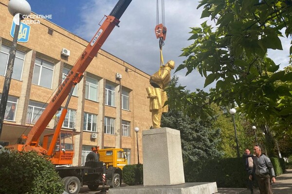 В Одесской области снесли &quot;золотой&quot; памятник Карлу Марксу  фото