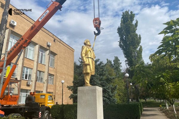 В Одесской области снесли &quot;золотой&quot; памятник Карлу Марксу  фото 1
