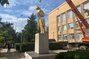 В Одесской области снесли &quot;золотой&quot; памятник Карлу Марксу  фото 2