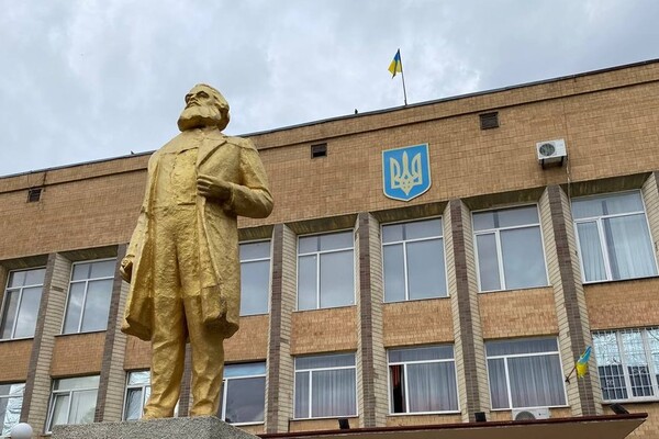 На Одещині знесли &quot;золотий&quot; пам'ятник Карлу Марксу фото 3