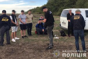 В Одесской области организовали канал переправки уклонистов: собирались в гараже фото