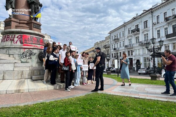 &quot;Убийца&quot; и &quot;снести&quot;: в Одессе снова разрисовали памятник Екатерине II (обновлено) фото 2