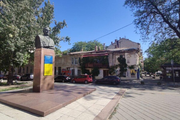 В Одессе &quot;украинизировали&quot; памятник Малиновскому  фото
