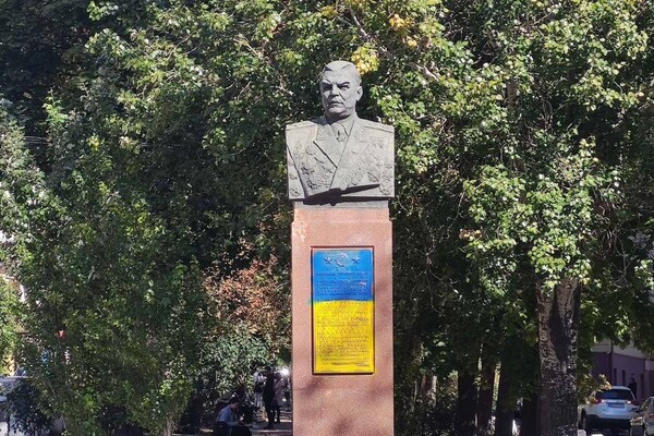 В Одессе &quot;украинизировали&quot; памятник Малиновскому  фото 2