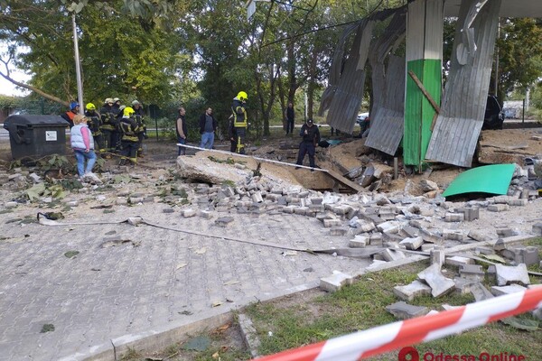 В Одесі на заправці стався вибух: під завалами шукають людину (оновлено) фото 4
