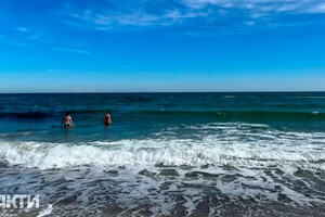 Спека, як улітку: на одеські пляжі знову повернулися відпочиваючі фото