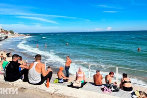 Спека, як улітку: на одеські пляжі знову повернулися відпочиваючі фото 1