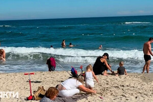 Спека, як улітку: на одеські пляжі знову повернулися відпочиваючі фото 3