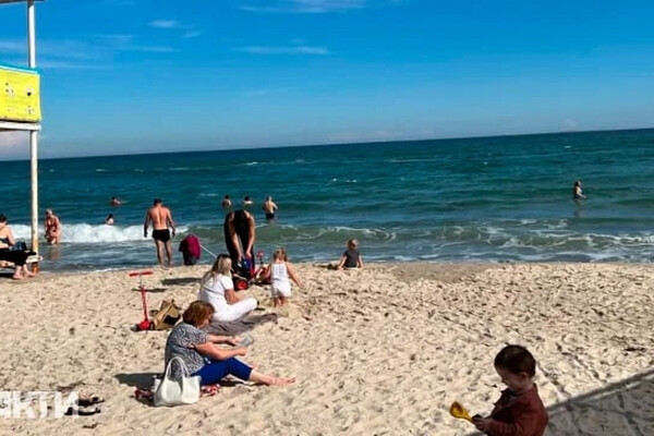 Спека, як улітку: на одеські пляжі знову повернулися відпочиваючі фото 5