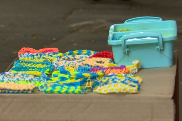 Восьмирічна одеситка плете і продає браслети, щоб передати гроші на ЗСУ фото