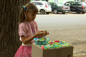 Восьмилетняя одесситка плетет и продает браслеты чтобы передать деньги на ВСУ фото 3