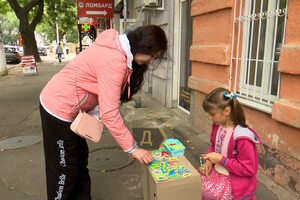 Восьмилетняя одесситка плетет и продает браслеты чтобы передать деньги на ВСУ фото 4