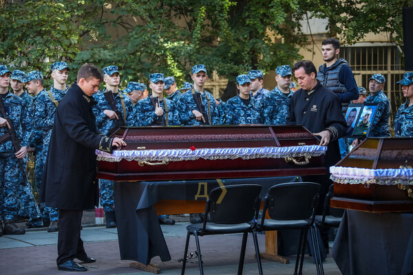 В Одессе прощались с погибшими морпехами  фото 9