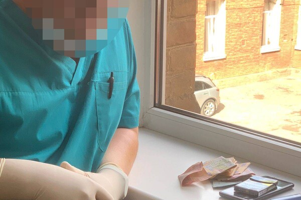 В Одесі медик вимагав гроші за безкоштовну операцію з військовослужбовця фото