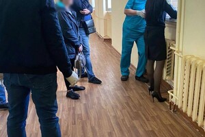 В Одесі медик вимагав гроші за безкоштовну операцію з військовослужбовця фото 2