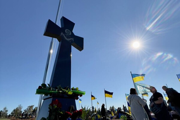 На одеському цвинтарі біля могил захисників України встановили Козацький хрест фото 9
