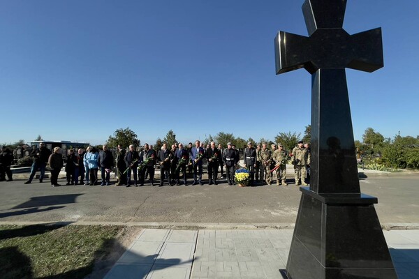 На одеському цвинтарі біля могил захисників України встановили Козацький хрест фото 10