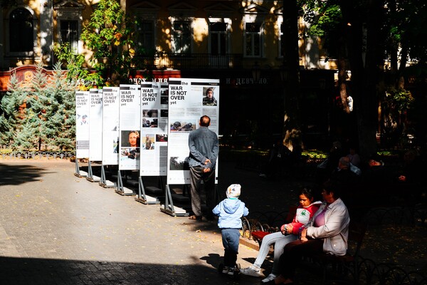 &quot;Война еще не закончилась&quot;: в Одессе открыли фотовыставку, посвященную журналистам фото 2