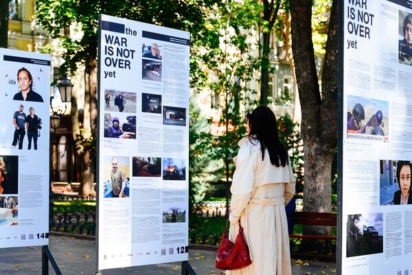 &quot;Война еще не закончилась&quot;: в Одессе открыли фотовыставку, посвященную журналистам фото 3