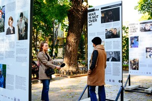 &quot;Війна ще не закінчилася&quot;: в Одесі відкрили фотовиставку, присвячену журналістам фото 7
