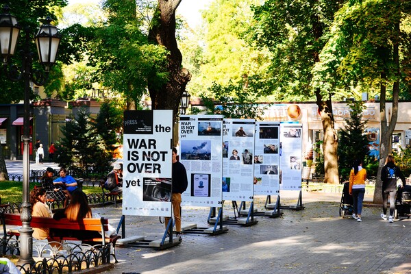 &quot;Война еще не закончилась&quot;: в Одессе открыли фотовыставку, посвященную журналистам фото 12