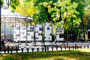 &quot;Война еще не закончилась&quot;: в Одессе открыли фотовыставку, посвященную журналистам фото 13