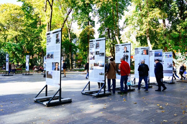 &quot;Война еще не закончилась&quot;: в Одессе открыли фотовыставку, посвященную журналистам фото 14