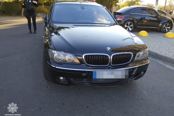 Одесские патрульные задержали сбежавшего водителя BMW, который устроил пьяное ДТП фото
