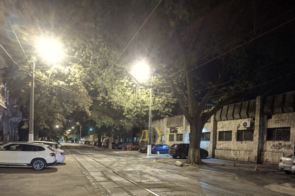 Странная экономия: как в Одессе по вечерам горят вывески и фонари (обновлено) фото 5