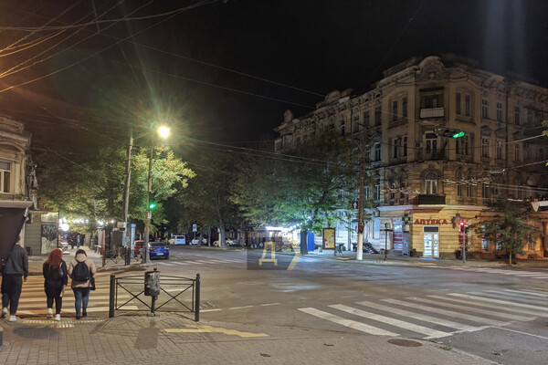 Странная экономия: как в Одессе по вечерам горят вывески и фонари (обновлено) фото 7
