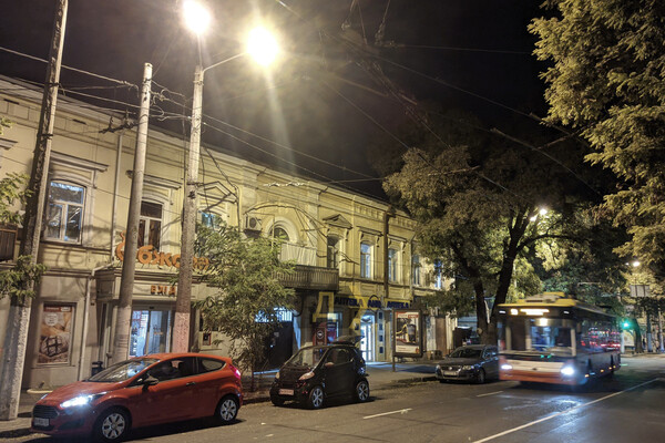Странная экономия: как в Одессе по вечерам горят вывески и фонари (обновлено) фото 8