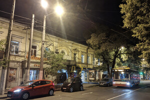 Странная экономия: как в Одессе по вечерам горят вывески и фонари (обновлено) фото 8