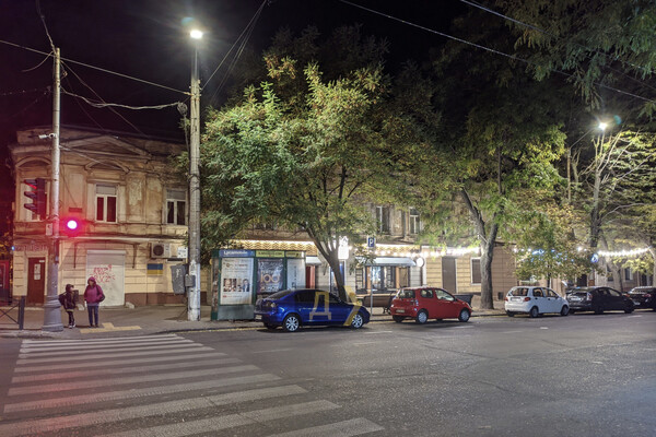 Странная экономия: как в Одессе по вечерам горят вывески и фонари (обновлено) фото 10