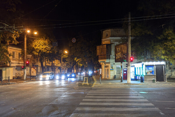 Странная экономия: как в Одессе по вечерам горят вывески и фонари (обновлено) фото 11