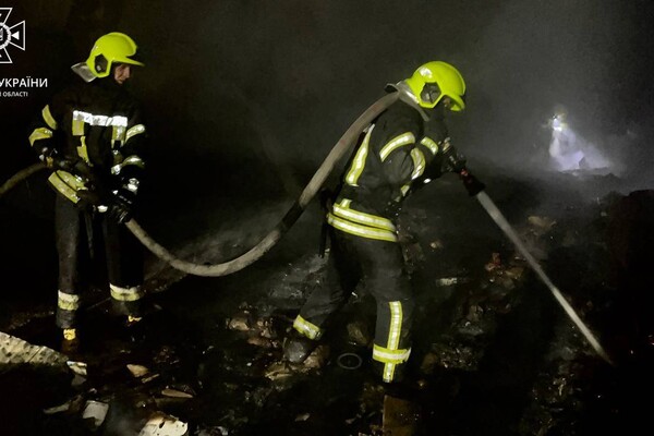 Пожар в ангаре и опасная находка: как прошли сутки у одесских спасателей фото