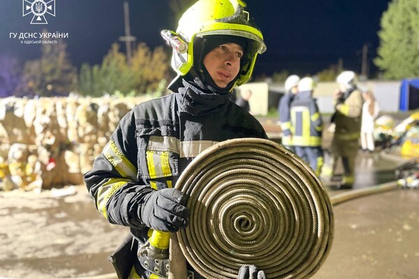Пожар в ангаре и опасная находка: как прошли сутки у одесских спасателей фото 7