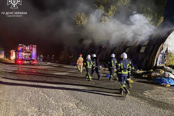 Пожар в ангаре и опасная находка: как прошли сутки у одесских спасателей фото 9